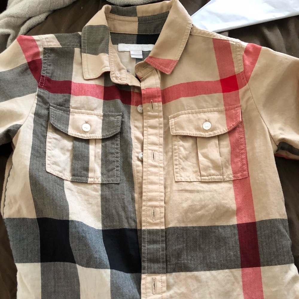 Boys Burberry size 6 no stains like new.
